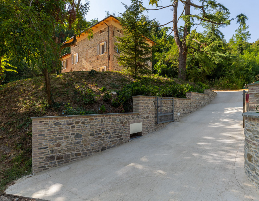 Plam Stampable, cemento stampato effetto roccia colore champagne, sfumatura tawny. Villa privata, Valsamoggia (BO), Appennino Bolognese. Copyright: Engel & Volkers