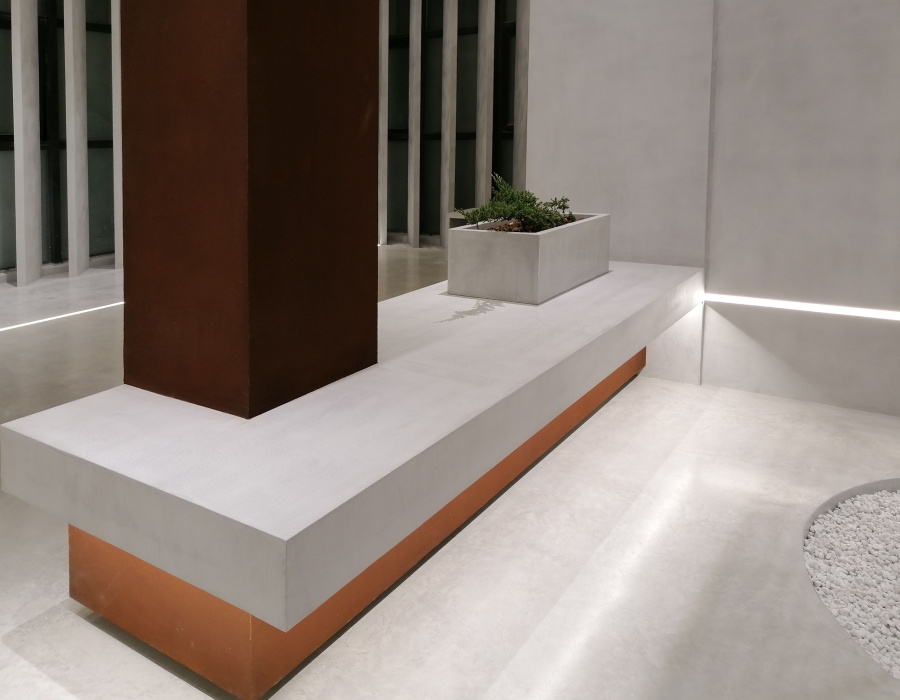 Oxydecor® effetto Corten e Microverlay® cemento resina finitura light gray a parete. Skyconcrete® Indoor, nuvolato basso spessore finitura light gray a pavimento. China Exhibition Hall, Pechino. Progetto: Arch. Hailiang Hui