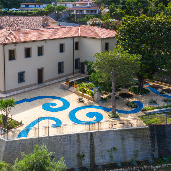 ItalianTerrazzo®, pavimento ghiaino lavato colore giallo ocra e blu oltremare. Giardino delle Arti, Maratea (PZ). Progetto Arch. Francesco Canestrini. 01