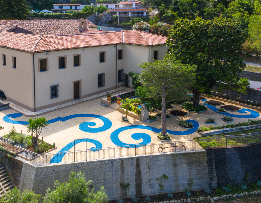 ItalianTerrazzo®, pavimento ghiaino lavato colore giallo ocra e blu oltremare. Giardino delle Arti, Maratea (PZ). Progetto Arch. Francesco Canestrini. 01