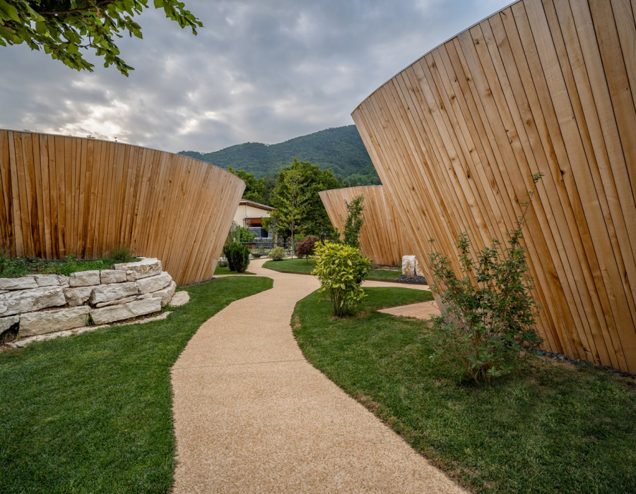 ItalianTerrazzo®, pavimento ghiaino lavato colore giallo ocra. Roggia dei Cedri, Valdobbiadene (TV) Progetto: Studio Architettura Segni Arch. F. Callegaro & Arch. E. Favero