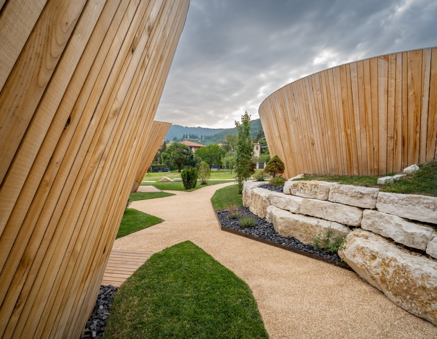 ItalianTerrazzo®, pavimento ghiaino lavato colore giallo ocra. Roggia dei Cedri, Valdobbiadene (TV) Progetto: Studio Architettura Segni Arch. F. Callegaro & Arch. E. Favero