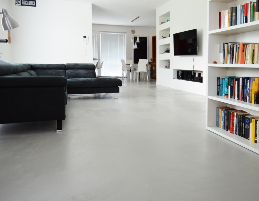 Microverlay®, Betonharzboden geringer Dicke mit taupefarbener Oberfläche. Privathaus, Bozen Vicentino (Italien)