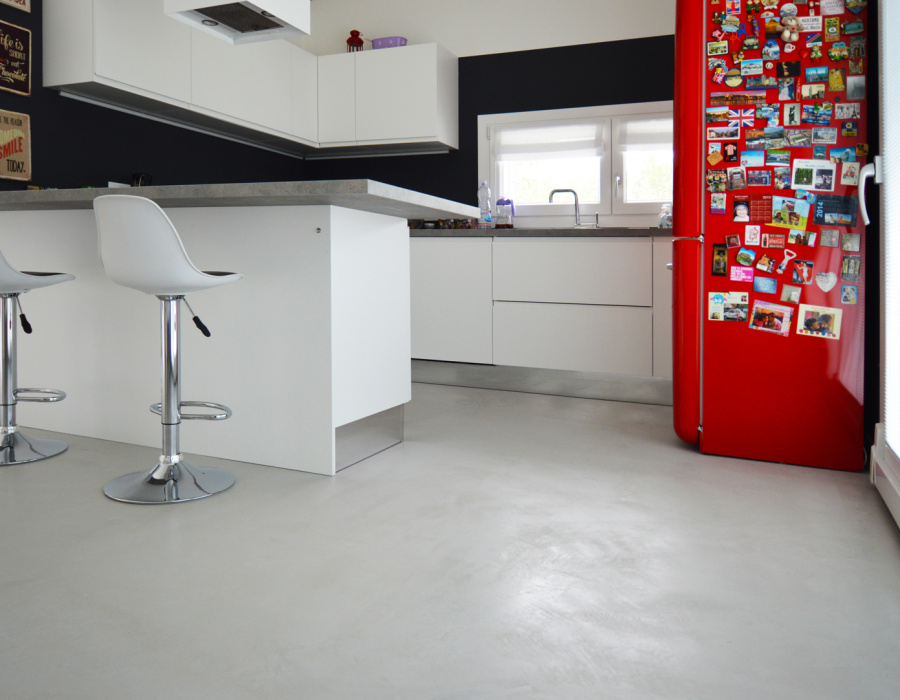 Microverlay®, low thickness concrete resin floor with taupe finish. Private villa, Bolzano Vicentino (Italy)