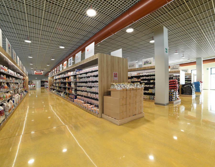 Pavilux Overlay, pavimento industriale basso spessore colore Miele. Ciam Pet-Store, Ascoli Piceno