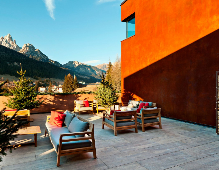 Oxydecor®, rivestimento verticale effetto Corten. QC terme Dolomiti, Val di Fassa, (TN). Progetto: Mariela Goncalves