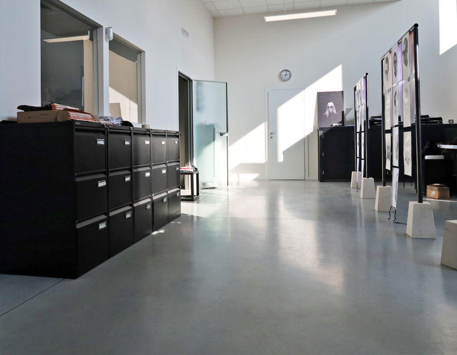 interni-ufficio-showroom-interni-pavimento-nuvolato