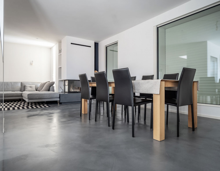 Microverlay®, low thickness concrete resin floor with Carbon Black finish. Private villa, Loreggia (Italy). Project: Studio Stocco Architetti