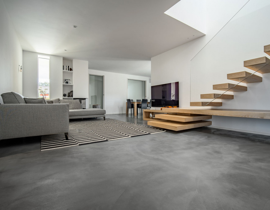 Microverlay®, low thickness concrete resin floor with Carbon Black finish. Private villa, Loreggia (Italy). Project: Studio Stocco Architetti