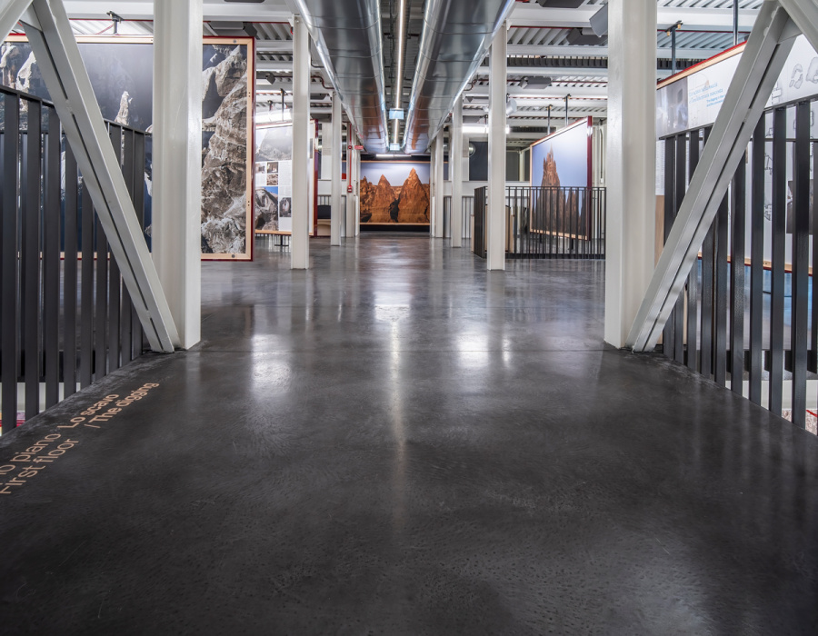 Skyconcrete® Indoor, Boden mit nuvolato-effekt geringer Dicke mit Dark Gray Oberfläche. Ca' Scarpa, Italien Projekt: Tobia Scarpa. 10