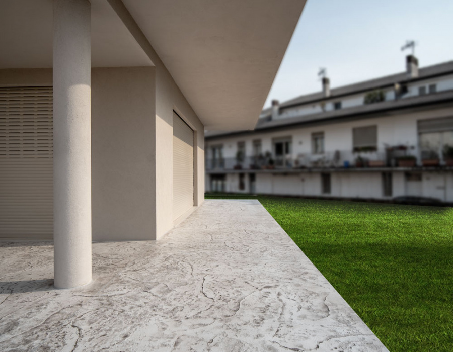 Plam Stampable, stamped concrete white color with light gray shades. Zané, Italy 03